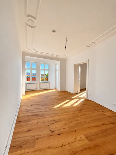Stilvoll sanierter Altbau – 4 Zimmer mit Stuckdecken und 2 Balkonen! — photo 1